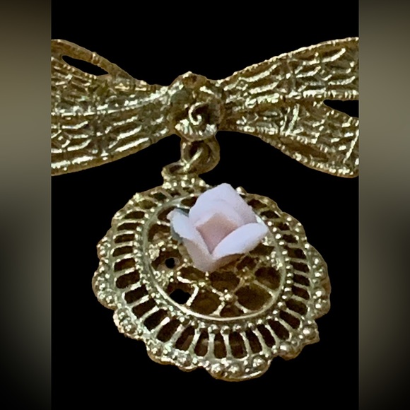 Vintage Brooch Pin Gold-Tone Ribbon with Porcelain Rose Dangling on a Pendant - Picture 3 of 6